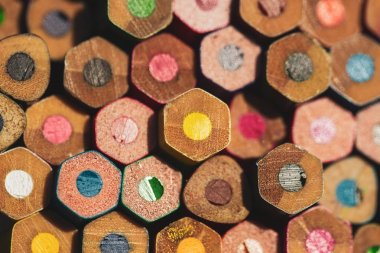 çizim için farklı renk kalemler