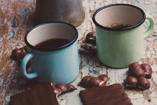 Кофе Железных Кружках Разбитом Шоколаде — стоковое фото