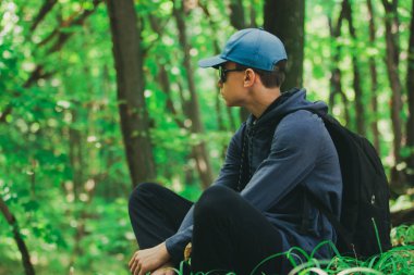 Gezgin adam ormanda yürüyor