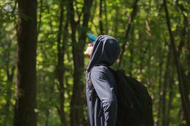 Gezgin adam ormanda yürüyor