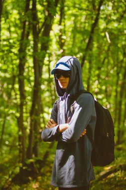 Gezgin adam ormanda yürüyor