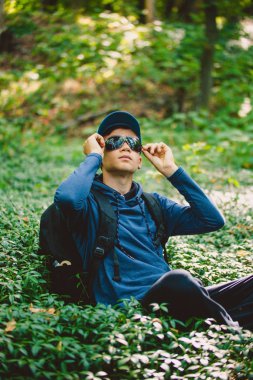 Gezgin adam ormanda yürüyor