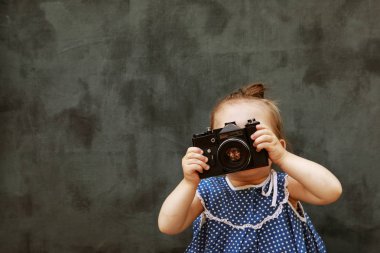 güzel bir elbise içinde ittle kız fotoğraf çekmek için öğrenmek
