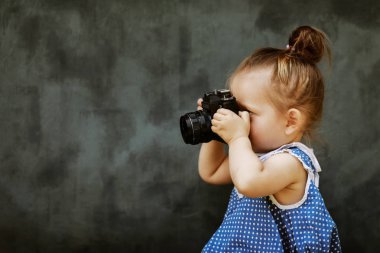 güzel bir elbise küçük kız fotoğraf çekmek için öğrenmek