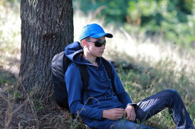 Gezgin adam ormanda yürüyor