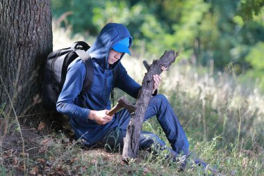 Gezgin adam ormanda yürüyor