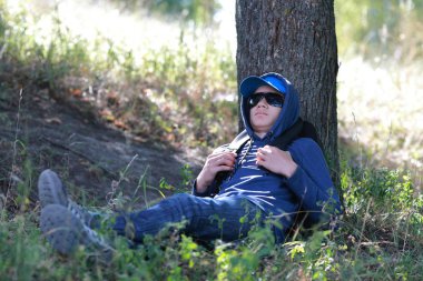 Gezgin adam ormanda yürüyor