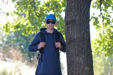 Gezgin adam ormanda yürüyor