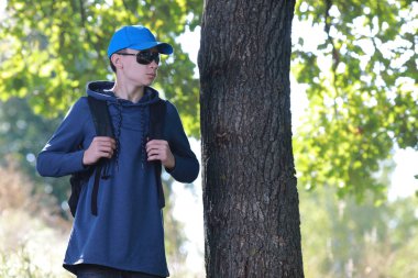 Gezgin adam ormanda yürüyor