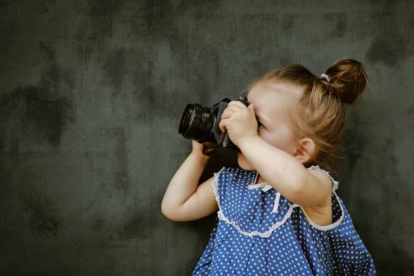 Petite Fille Dans Une Belle Robe Apprendre Prendre Des Photos — Photo