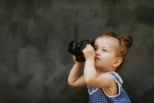 Malá Holčička Krásných Šatech Naučí Fotit — Stock fotografie