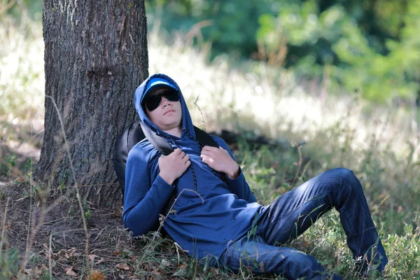 Gezgin adam ormanda yürüyor