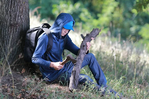 Gezgin adam ormanda yürüyor