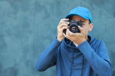 stüdyoda kamera ile adam fotoğrafçı