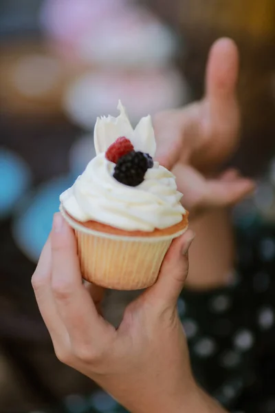Frisch Gebackener Cupcake Mit Sahne — Stockfoto