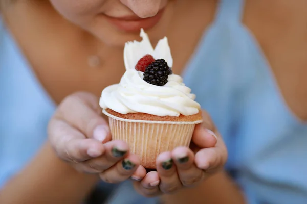 Vers Gebakken Cupcake Met Room — Stockfoto