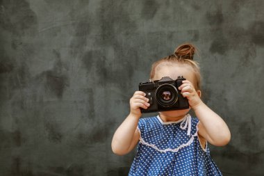 güzel bir elbise küçük kız fotoğraf çekmek için öğrenmek