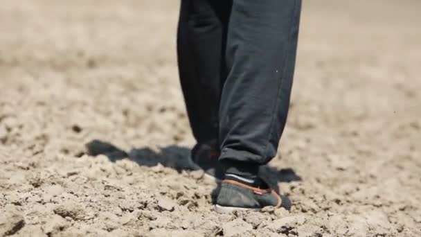 Ragazzo Camminando Scarpe Terreno Irregolare — Video Stock