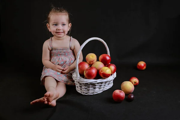 快乐的情感女孩在工作室与一篮子水果 — 图库照片