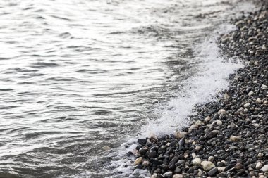 Dalgalı deniz taşlı plaj