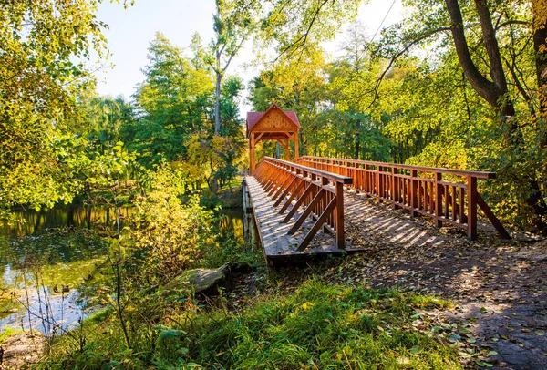 Köprüsü ve doğası olan güzel bir manzara