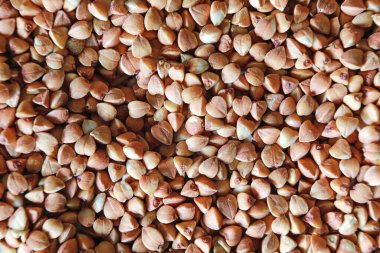 karabuğday masaya saçılmış.