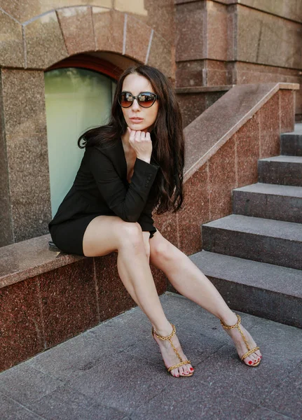 Siyah Elbiseli Güzel Uzun Bacaklı Genç Bir Kadın — Stok fotoğraf