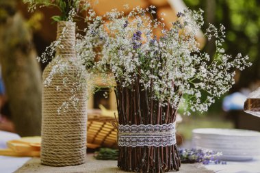 Masadaki tepside güzel bir kompozisyon.