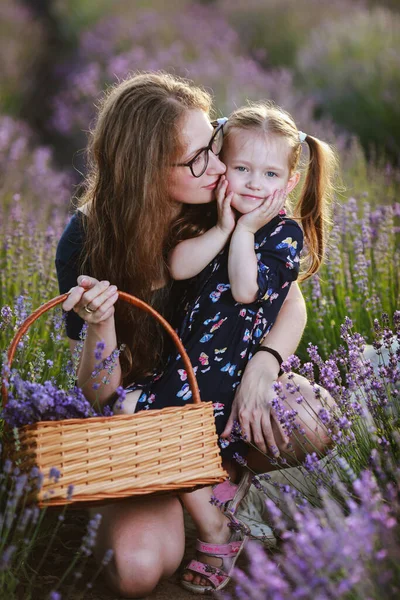 Madre Con Figlia Campo Lavanda — Foto Stock