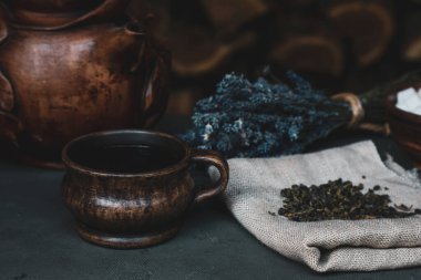 toprak, çaydanlık ve çay fincanı