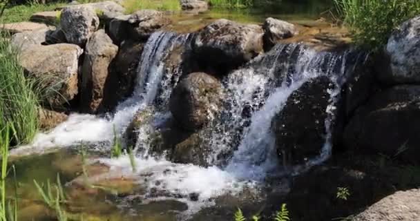 Небольшой Красивый Водопад Реке — стоковое видео