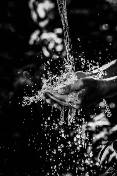 Rozpryskiwanie Wody Podczas Mycia Rąk — Zdjęcie stockowe