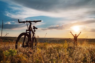 çayırlarda ve çayırlarda dönerek