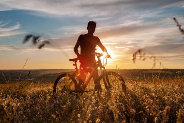çayırlarda ve çayırlarda dönerek