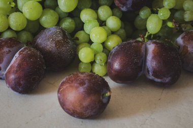 Lezzetli taze erikler ve yeşil üzümler.