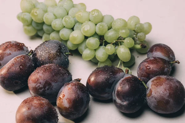 Köstliche Frische Sommerpflaumen Und Grüne Trauben — Stockfoto