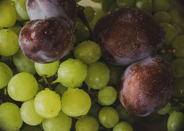 Köstliche Frische Sommerpflaumen Und Grüne Trauben — Stockfoto
