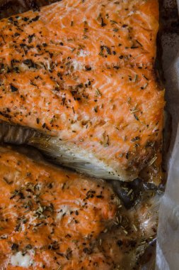 Fırında haşlanmış somon ve otlar.