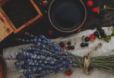 Lavanta buketi, çilek ve çay karışımı