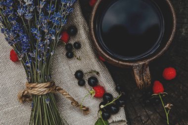 Lavanta buketi, çilek ve çay karışımı