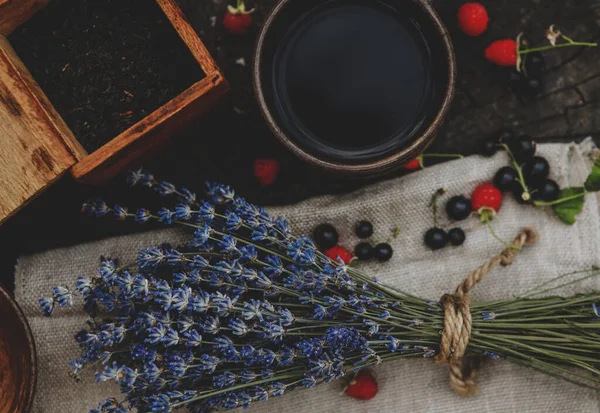Lavanta buketi, çilek ve çay karışımı