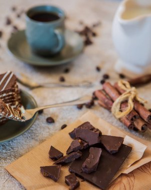 Kahve, süt ve çikolatalı kek karışımı.