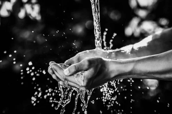 Rozpryskiwanie Wody Podczas Mycia Rąk — Zdjęcie stockowe