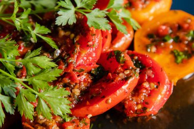 Izgara sebze ve maydanoz mezesi.