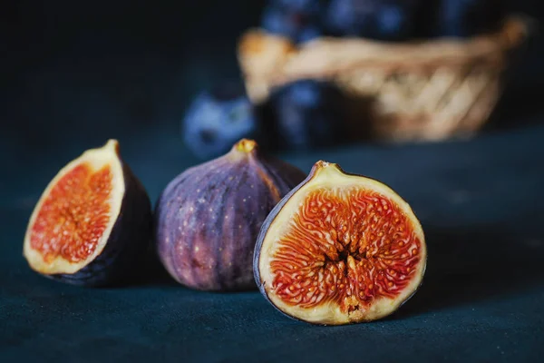 Prugne Fichi Sul Tavolo — Foto Stock