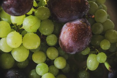 Lezzetli taze erikler ve yeşil üzümler.