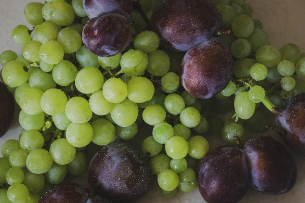 Köstliche Frische Sommerpflaumen Und Grüne Trauben — Stockfoto