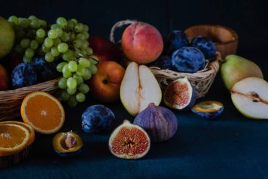 Masada taze meyveler var.