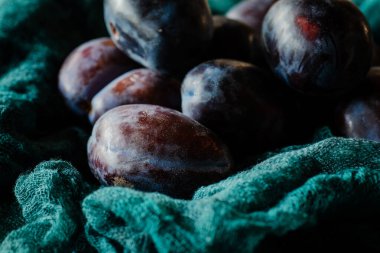 Olgun mavi erikler sepette