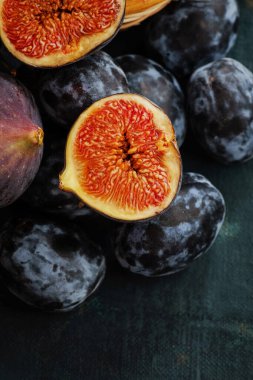 Masada taze meyveler var.